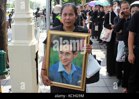 Popolo thai mentre immettendo il Grand Palace durante l'ultimo giorno di persone ci sono da pagare rispetto al royal hall urna contenente il corpo della Thailandia del re Bhumibol Adulyadej all'interno di the dusit maha prasat trono hall presso il Grand Palace per la cremazione. (Foto di vichan poti / pacific stampa) Foto Stock