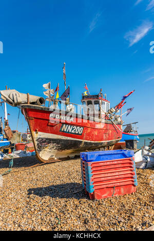 Commerciale colorate barche da pesca sulla spiaggia di ciottoli Foto Stock