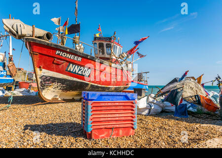 Commerciale colorate barche da pesca sulla spiaggia di ciottoli Foto Stock