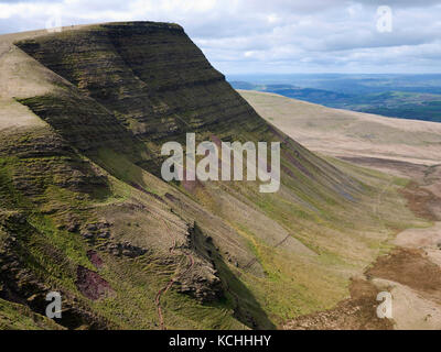 Picws Du, un picco shapely in Bannau Sir Gaer, Montagna Nera (Y Mynydd Du), il Parco Nazionale di Brecon Beacons Foto Stock