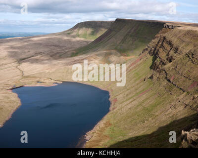 Llyn y Fan Fach accoccolato sotto i ripidi pendii del Bannau Sir Gaer sulla montagna nera nel Parco Nazionale di Brecon Beacons Foto Stock