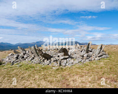 Bryn Cader Faner, una età del Bronzo round cairn che si trova a est del piccolo borgo di Talsarnau nel nord di Snowdonia Rhinog della montagna Foto Stock