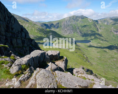 Una vista dalla cresta nord del Tryfan attraverso Cwm Bochlwyd e Cwm Idwal alla montagna di Y Garn, Ogwen Valley, il Parco Nazionale di Snowdonia Foto Stock