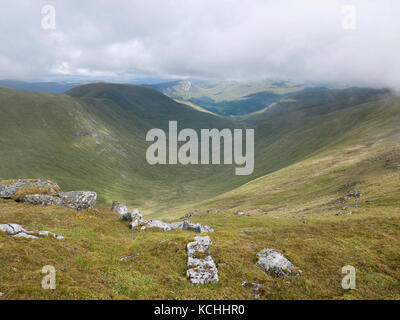 Vista nord lungo Allt un Chobhair dalle pendici del Beinn Ghlas, un munro sul Ben Lawers massiccio in Perthshire Scozia Scotland Foto Stock