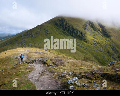 Il vertice di Ben Lawers (1214m), un munro nelle Highlands scozzesi, visto dal crinale che conduce dalla adiacente munro di Beinn Ghlas Foto Stock