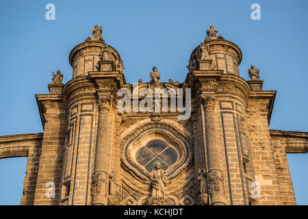 La decorazione della facciata occidentale della Cattedrale di San Salvador in Jerez de la Frontera, Andalusia, Spagna Foto Stock
