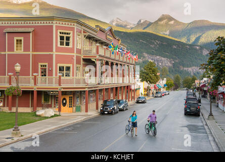 Una giovane coppia camminando per le strade del centro storico di Kaslo, British Columbia Foto Stock