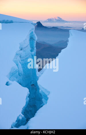 Chimborazo (Ecuador il più alto picco) incorniciata da un grande crepaccio su Volcan Antisana, Ecuador Foto Stock