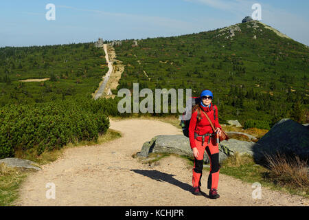 Hikings lungo sentieri escursionistici nella karkonosze mountain national park in Polonia con lo zaino sulla schiena Foto Stock