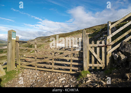 Il sentiero pedonale e cancello che conduce al bordo fremington sopra di reeth nel Yorkshire Dales, Inghilterra. Foto Stock