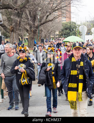 Per gli appassionati di calcio al di fuori del MCG per il 2017 Grand Finale al MCG, Melbourne Victoria Australia. Foto Stock