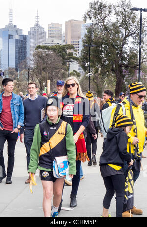 Per gli appassionati di calcio al di fuori del MCG per il 2017 Grand Finale al MCG, Melbourne Victoria Australia. Foto Stock