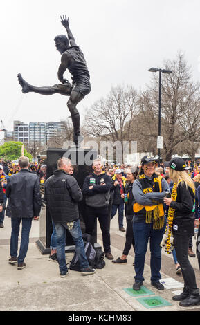 Per gli appassionati di calcio al di fuori del MCG per il 2017 Grand Finale al MCG, Melbourne Victoria Australia. Foto Stock