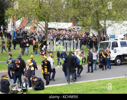 Per gli appassionati di calcio al di fuori del MCG per il 2017 Grand Finale al MCG, Melbourne Victoria Australia. Foto Stock