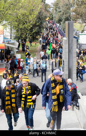 Per gli appassionati di calcio al di fuori del MCG per il 2017 Grand Finale al MCG, Melbourne Victoria Australia. Foto Stock