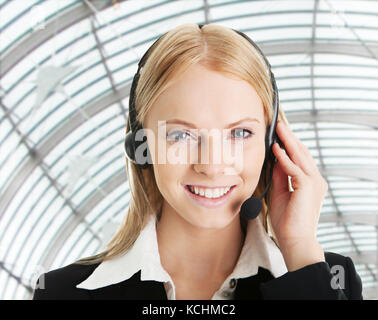 Ritratto di Allegro operatore di call center donna Foto Stock