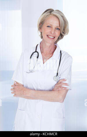 Ritratto di Felice femmina matura medico con stetoscopio Foto Stock