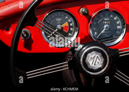 LE MANS, FRANCIA, 8 Luglio 2016 : Cockpit di una vecchia auto da corsa di Le Mans Classic sul circuito delle 24 ore. Nessun altro evento nel mondo assembla Foto Stock