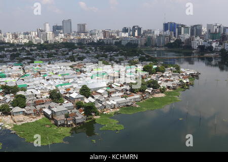 Una vista di Korail baraccopoli, uno del Bangladesh la più grande baraccopoli in area di Gulshan, Dhaka, Bangladesh, 04 ott 2017. Foto Stock