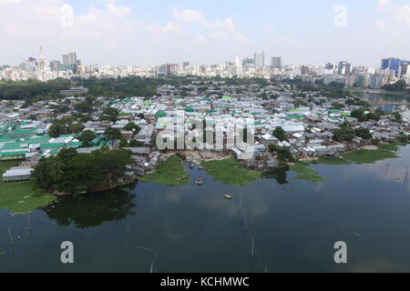 Una vista di Korail baraccopoli, uno del Bangladesh la più grande baraccopoli in area di Gulshan, Dhaka, Bangladesh, 04 ott 2017. Foto Stock