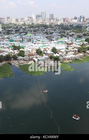 Una vista di Korail baraccopoli, uno del Bangladesh la più grande baraccopoli in area di Gulshan, Dhaka, Bangladesh, 04 ott 2017. Foto Stock