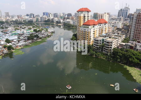 Una vista di Korail baraccopoli, uno del Bangladesh la più grande baraccopoli in area di Gulshan, Dhaka, Bangladesh, 04 ott 2017. Foto Stock