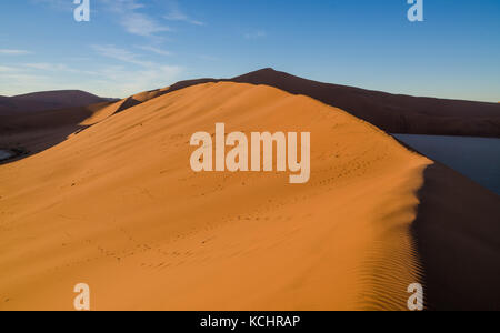 Bella imponenti dune di sabbia rossa al famoso deadvlei vicino al Sossusvlei nel deserto del Namib, Namibia, Sud Africa Foto Stock