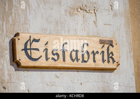 Eisfabrik in legno o in fabbrica del ghiaccio segno in città fantasma kolmanskop vicino a luderitz, Namibia, Sud Africa Foto Stock