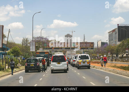 Veicoli bloccati nel traffico nelle ore di punta su Uhuru Highway in Nairobi Central Business District (CBD), Kenya Foto Stock