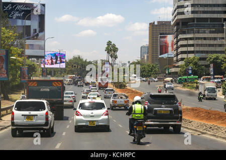 I veicoli guida su Uhuru Highway in Nairobi Central Business District (CBD), Kenya Foto Stock