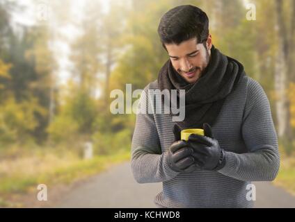 Composito Digitale dell uomo in autunno con la coppa in foresta Foto Stock