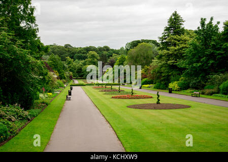 Vicolo centrale con letti di fiori in seaton park, Aberdeen, Scozia Foto Stock