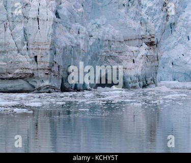 Primo piano di caverne a partire da formare alla base del ghiacciaio margerie in ingresso tarr, Alaska Foto Stock