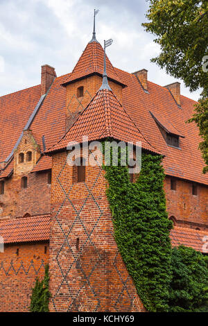 Dettagli del castello di Malbork nella regione di Pomerania in Polonia. Patrimonio dell'umanità dell'UNESCO. Fortezza dei Cavalieri Teutonici, conosciuta anche come Ordensburg Marienburg Foto Stock