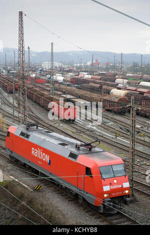 Germania, Ruhr Area, Hagen-Vorhalle, cantiere ferroviario shunting nel distretto di Vorhalle, treni merci. Deutschland, Ruhrgebiet, Hagen-Vorhalle, Zugbild Foto Stock