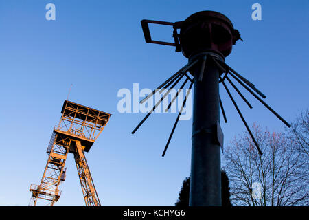 Germania, area della Ruhr, Herne-Boernig, un dispositivo di arresto della fiamma per deflagrazione chiamato Protegofilter di fronte al copricapo della miniera di carbone in disuso Teutoburgia, p. Foto Stock