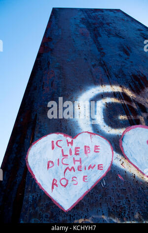 Germania, zona della Ruhr, Essen, graffiti sulla lastra di acciaio di Richard Serra sul mucchio di Schurenbach. Deutschland, Ruhrgebiet, Essen, Graffiti auf der sta Foto Stock