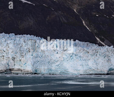 Ghiacciaio margerie sembra piccolo sotto il mount root ma è effettivamente ventuno miglia lungo e sempre avanzando. è anche 250 ft alta. Foto Stock