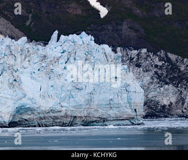 Blu e nero dettagli nel ghiaccio sul ghiacciaio margerie tarr inlett, Alaska Foto Stock