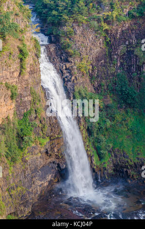 Bellissima sala acqua cade nei pressi di Labe in il Fouta Djalon regione della guinea, Africa occidentale Foto Stock