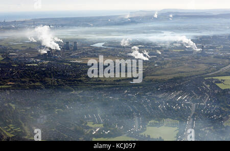 Vista aerea di un smokey Teesside paesaggio industriale, REGNO UNITO Foto Stock