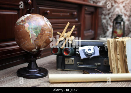 Composizione su un pavimento di legno vintage globe con la vecchia pelle sui Foto Stock