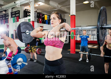 Bella donna il sollevamento barbell Foto Stock