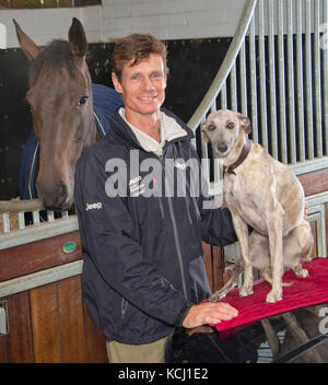 William equestre Fox-Pitt con il suo cane "Papavero' Foto Stock