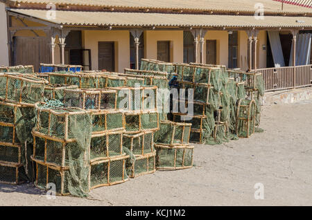 Molti aragosta o gamberi di fiume trappole impilati nella parte anteriore del vecchio edificio, Luderitz, Namibia, Sud Africa Foto Stock