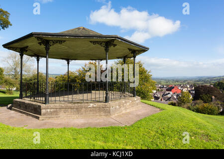 Bandstand nel Parco Penlan, Llandeilo con vista sulla città e sulla valle Towy sulla giornata soleggiata con cielo blu Foto Stock
