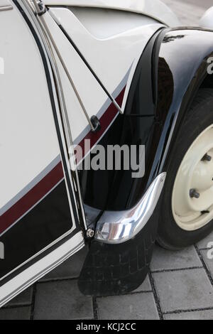 Citroen 2 CV schwarz weiss parkend vor Haus - citroen 2 CV in bianco nero parcheggiato di fronte alla casa Foto Stock