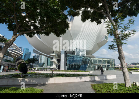 Il primo museo ArtScience al mondo progettato a forma di fiore di loto si trova a Marina Bay a Singapore. Foto Stock
