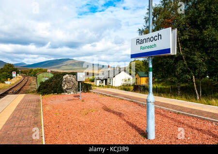 Una testina scolpita, scolpiti in pietra da operai per commemorare James Renton un direttore della ferrovia tra i paesaggi selvaggi e pittoreschi Rannoch Moor Foto Stock