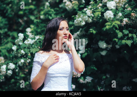 Bella Sposa sorge nei pressi del lago e attende per lo sposo. Foto Stock